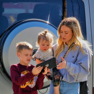 Exclusif - Hilary Duff est allée déjeuner avec ses enfants Banks et Luca en compagnie de son compagnon Matthew Koma dans le quartier de Studio City à Los Angeles, le 2 mars 2020