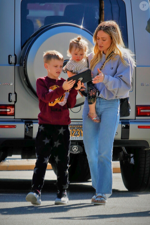 Exclusif - Hilary Duff est allée déjeuner avec ses enfants Banks et Luca en compagnie de son compagnon Matthew Koma dans le quartier de Studio City à Los Angeles, le 2 mars 2020