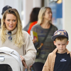 Hilary Duff se promène avec son fils Luca et sa fille Banks dans le quartier de Studio City à Los Angeles, le 23 février 2020