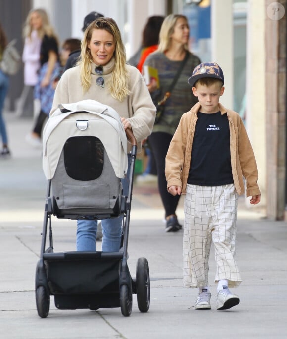 Hilary Duff se promène avec son fils Luca et sa fille Banks dans le quartier de Studio City à Los Angeles, le 23 février 2020