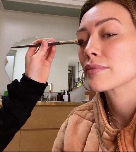 Hilary Duff a laissé son fils lui faire son maquillage et a montré le résultat sur Instagram, le 8 avril 2020