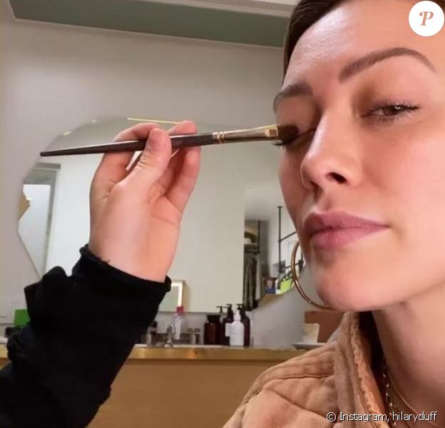 Hilary Duff a laissé son fils lui faire son maquillage et a montré le résultat sur Instagram, le 8 avril 2020