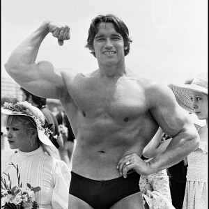 Arnold Schwarzenegger et les danseuses du Crazy Horse au Festival de Cannes. Mai 1977.