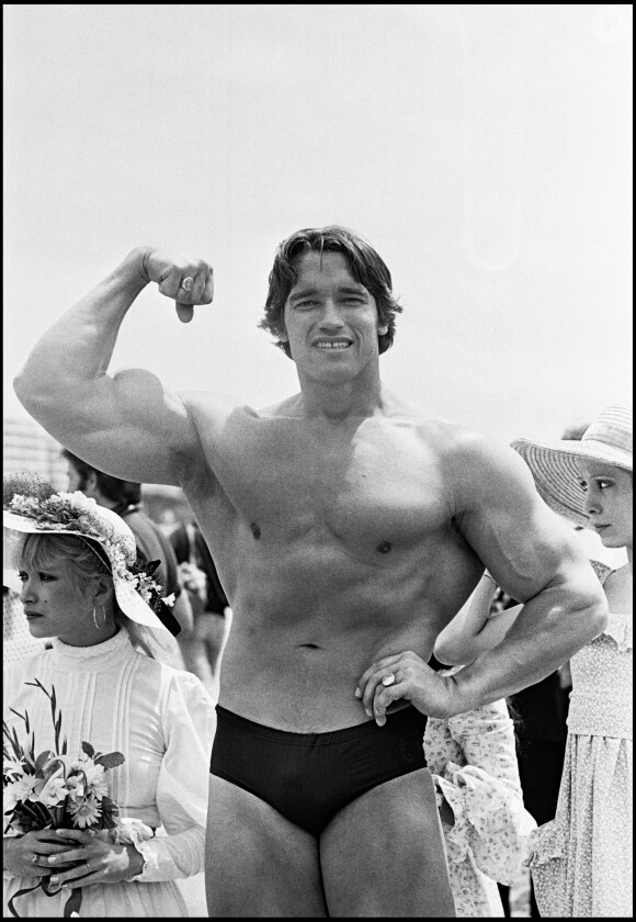 Arnold Schwarzenegger et les danseuses du Crazy Horse au Festival de Cannes. Mai 1977.