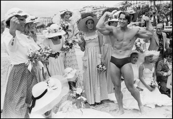 Arnold Schwarzenegger et les danseuses du Crazy Horse au Festival de Cannes. Mai 1977.