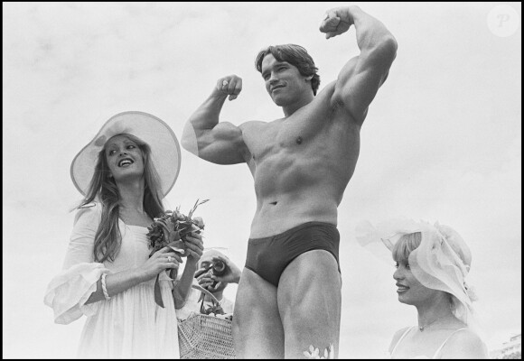 Arnold Schwarzenegger et les danseuses du Crazy Horse au Festival de Cannes. Mai 1977.