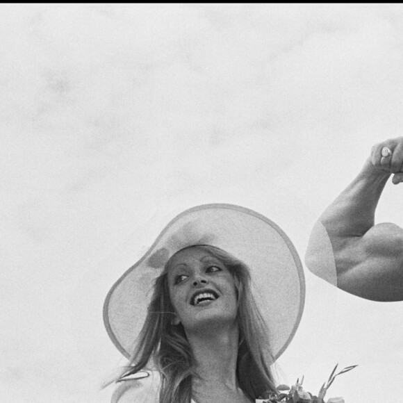 Arnold Schwarzenegger et les danseuses du Crazy Horse au Festival de Cannes. Mai 1977.