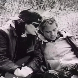 Brad Pitt et son amie maquilleuse Jean Black sur un tournage de film. Extrait de l'émission de télévision "Celebrity IOU" diffusée le 13 avril 2020 sur la chaîne américaine HGTV.