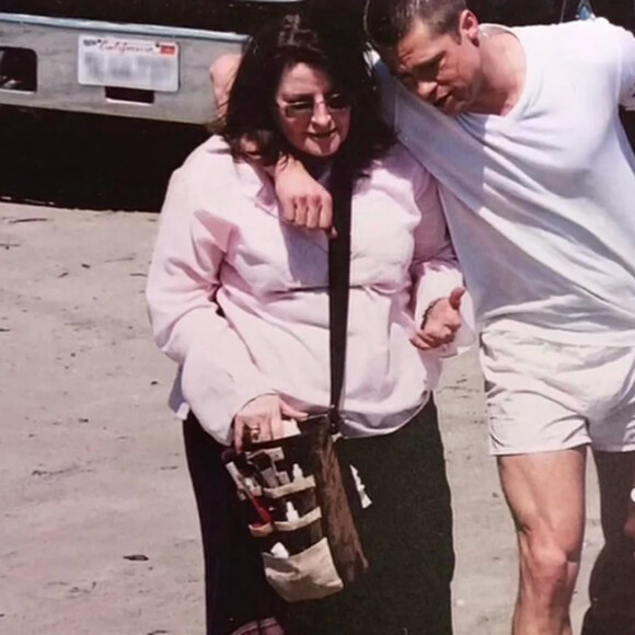 Brad Pitt et son amie maquilleuse Jean Black sur un tournage de film. Extrait de l'émission de télévision "Celebrity IOU" diffusée le 13 avril 2020 sur la chaîne américaine HGTV.