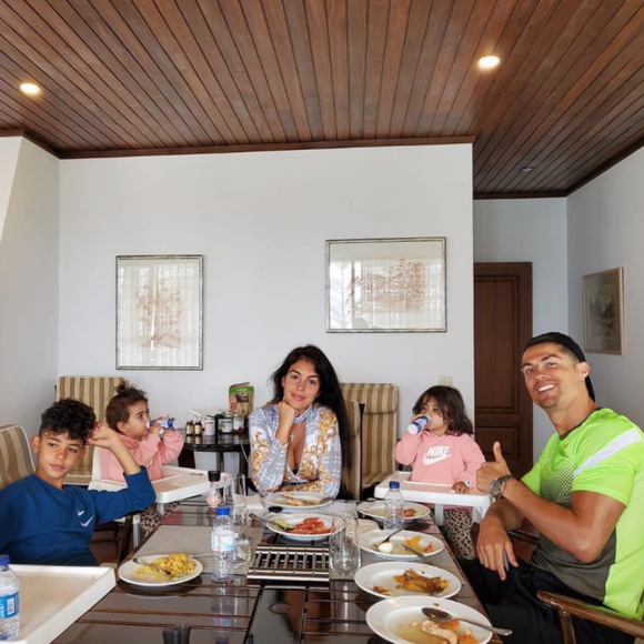Cristiano Ronaldo, sa compagne Georgina Rodriguez et leurs enfants, confinés chez eux au Portugal. Avril 2020.
