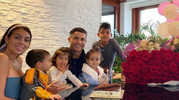 Cristiano Ronaldo : Sportif en confinement, ses enfants lui servent d'haltères