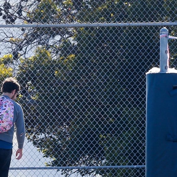 Exclusif - Adam Brody sort prendre l'air avec sa fille Arlo tandis que Leighton Meester, enceinte, reste à la maison à Venice le 14 avril 2020 pendant l'épidémie de coronavirus (COVID-19).