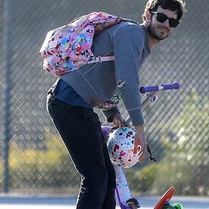 Exclusif - Adam Brody sort prendre l'air avec sa fille Arlo tandis que Leighton Meester, enceinte, reste à la maison à Venice le 14 avril 2020 pendant l'épidémie de coronavirus (COVID-19).