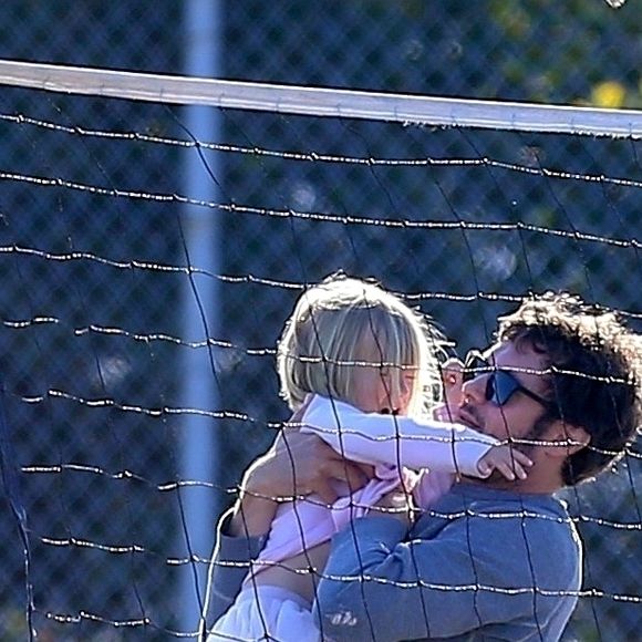 Exclusif - Adam Brody sort prendre l'air avec sa fille Arlo tandis que Leighton Meester, enceinte, reste à la maison à Venice le 14 avril 2020 pendant l'épidémie de coronavirus (COVID-19).