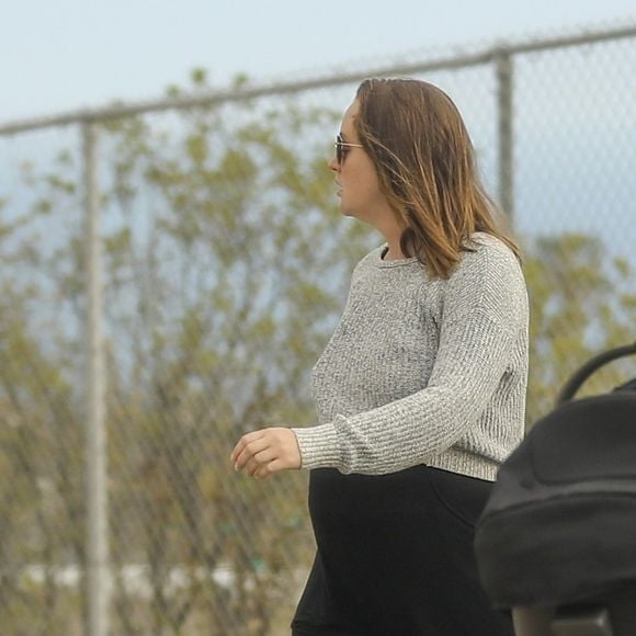 Exclusif - Leighton Meester, enceinte, sort pour une balade avec une amie à Los Angeles le 2 avril 2020 pendant le confinement de l'épidémie de Coronavirus (COVID-19).