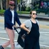 Exclusif - Leighton Meester, 33 ans, enceinte de son deuxième enfant, et son mari Adam Brody se promènent à Los Angeles avec leur fille Arlo Day, 4 ans, pendant l'épidémie de coronavirus (Covid-19), le 31 mars 2020.