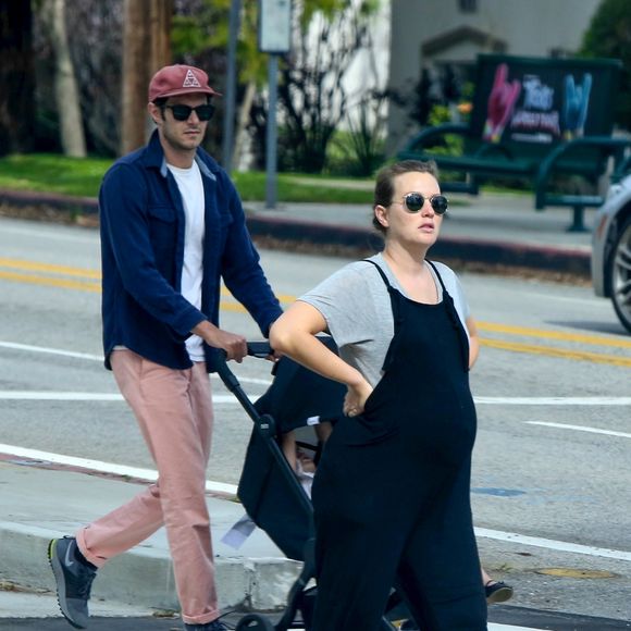 Exclusif - Leighton Meester, 33 ans, enceinte de son deuxième enfant, et son mari Adam Brody se promènent à Los Angeles avec leur fille Arlo Day, 4 ans, pendant l'épidémie de coronavirus (Covid-19), le 31 mars 2020.