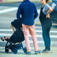 Exclusif - Leighton Meester, 33 ans, enceinte de son deuxième enfant, et son mari Adam Brody se promènent à Los Angeles avec leur fille Arlo Day, 4 ans, pendant l'épidémie de coronavirus (Covid-19), le 31 mars 2020.