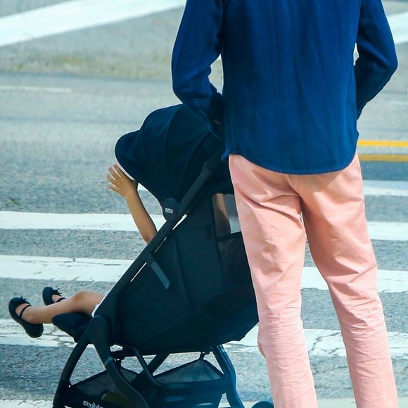 Exclusif - Leighton Meester, 33 ans, enceinte de son deuxième enfant, et son mari Adam Brody se promènent à Los Angeles avec leur fille Arlo Day, 4 ans, pendant l'épidémie de coronavirus (Covid-19), le 31 mars 2020.