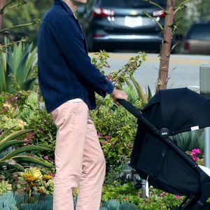 Exclusif - Leighton Meester, 33 ans, enceinte de son deuxième enfant, et son mari Adam Brody se promènent à Los Angeles avec leur fille Arlo Day, 4 ans, pendant l'épidémie de coronavirus (Covid-19), le 31 mars 2020.