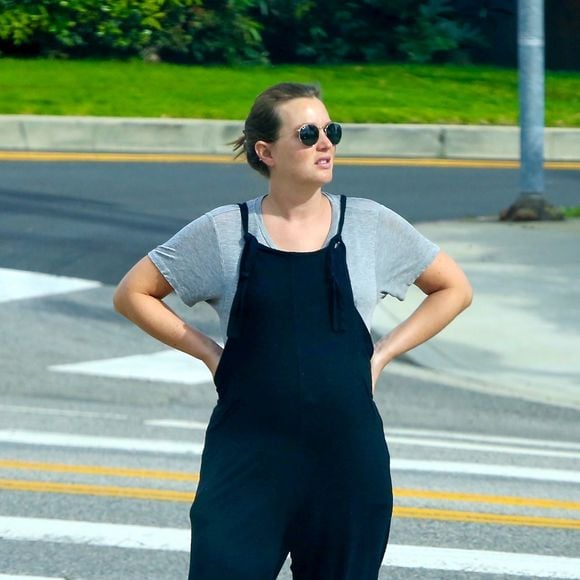 Exclusif - Leighton Meester, 33 ans, enceinte de son deuxième enfant, et son mari Adam Brody se promènent à Los Angeles avec leur fille Arlo Day, 4 ans, pendant l'épidémie de coronavirus (Covid-19), le 31 mars 2020. Les deux acteurs s'étaient rencontrés en 2013 sur le tournage du film "Love next door" avant de se marier l'année suivante, lors d'une cérémonie intime. Merci de flouter le visage de l'enfant avant parution.  Exclusive - Actress Leighton Meester appears to show off her baby bump on a stroll with actor husband Adam Brody. The couple were married in a private ceremony in 2014 and welcomed 4 year old daughter Arlo Day in 2015. Leighton sported comfy overalls and a T-shirt for the outing with Nike sneakers. Los Angeles. March 31, 2020. Please pixelate child's face prior to publication.31/03/2020 - Los Angeles