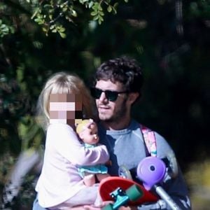 Exclusif - Adam Brody sort prendre l'air avec sa fille Arlo tandis que Leighton Meester, enceinte, reste à la maison à Venice le 14 avril 2020 pendant l'épidémie de coronavirus (COVID-19).
