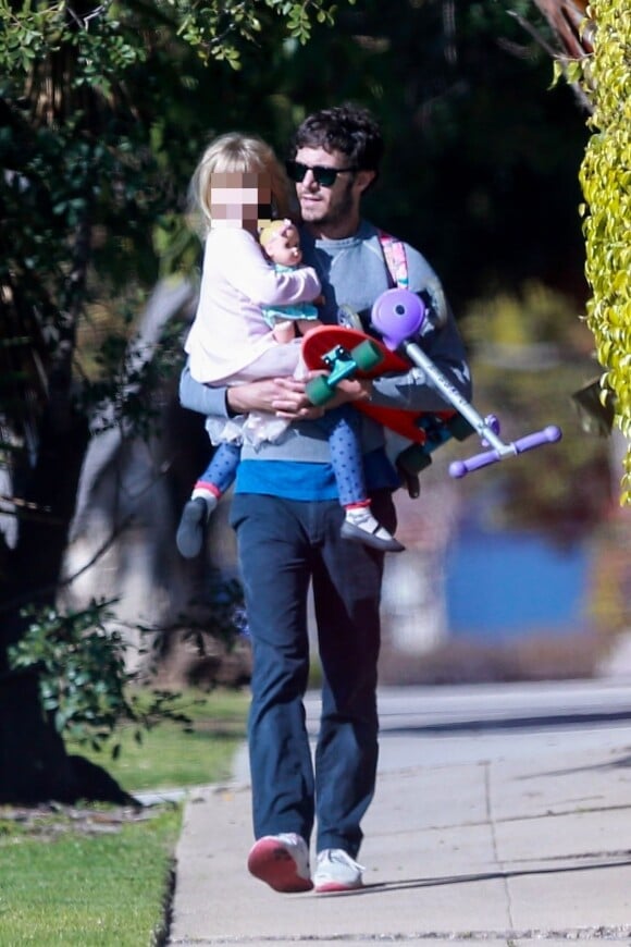 Exclusif - Adam Brody sort prendre l'air avec sa fille Arlo tandis que Leighton Meester, enceinte, reste à la maison à Venice le 14 avril 2020 pendant l'épidémie de coronavirus (COVID-19).