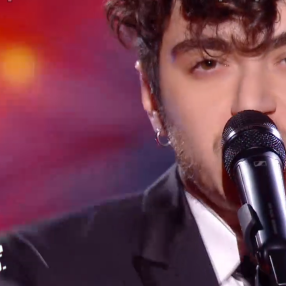 Sam lors de l'épreuve des K.O dans "The Voice" - Talent de Lara Fabian. Émission du samedi 18 avril 2020, TF1