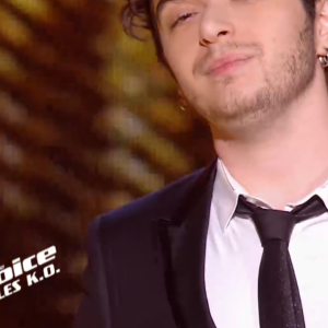 Sam lors de l'épreuve des K.O dans "The Voice" - Talent de Lara Fabian. Émission du samedi 18 avril 2020, TF1