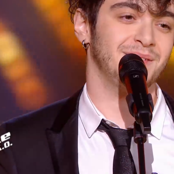 Sam lors de l'épreuve des K.O dans "The Voice" - Talent de Lara Fabian. Émission du samedi 18 avril 2020, TF1