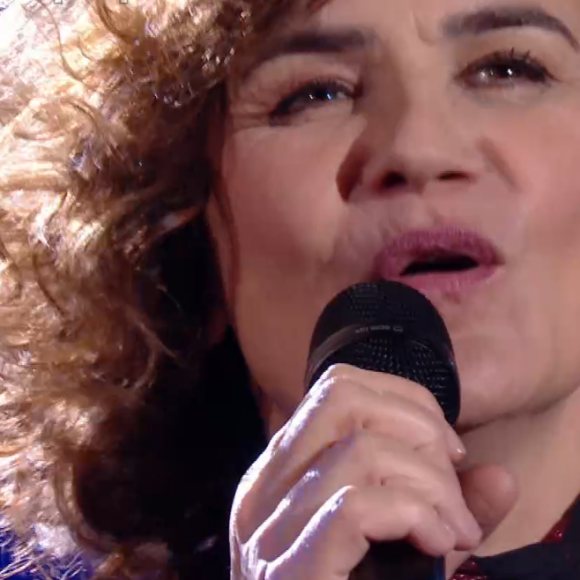 Nataly lors de l'épreuve des K.O dans "The Voice" - Talent de Lara Fabian. Émission du samedi 18 avril 2020, TF1