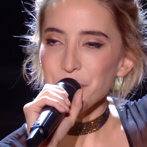 Gustine lors de l'épreuve des K.O dans "The Voice" - Talent de Lara Fabian. Émission du samedi 18 avril 2020, TF1