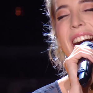 Gustine lors de l'épreuve des K.O dans "The Voice" - Talent de Lara Fabian. Émission du samedi 18 avril 2020, TF1