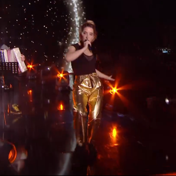 Gustine lors de l'épreuve des K.O dans "The Voice" - Talent de Lara Fabian. Émission du samedi 18 avril 2020, TF1