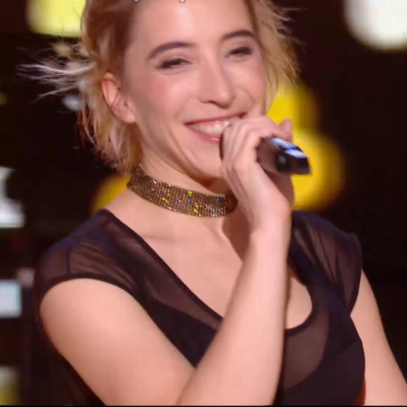 Gustine lors de l'épreuve des K.O dans "The Voice" - Talent de Lara Fabian. Émission du samedi 18 avril 2020, TF1