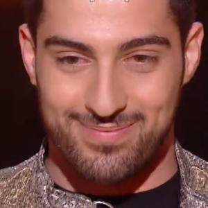 Enzo lors de l'épreuve des K.O dans "The Voice" - Talent de Lara Fabian. Émission du samedi 18 avril 2020, TF1