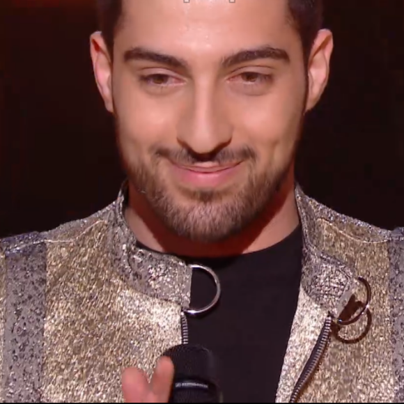 Enzo lors de l'épreuve des K.O dans "The Voice" - Talent de Lara Fabian. Émission du samedi 18 avril 2020, TF1