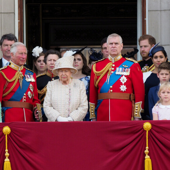 Le prince William, duc de Cambridge, et Catherine (Kate) Middleton, duchesse de Cambridge, le prince George de Cambridge, la princesse Charlotte de Cambridge, le prince Louis de Cambridge, Camilla Parker Bowles, duchesse de Cornouailles, le prince Charles, prince de Galles, la reine Elisabeth II d'Angleterre, le prince Andrew, duc d'York, le prince Harry, duc de Sussex, et Meghan Markle, duchesse de Sussex, la princesse Beatrice d'York, la princesse Eugenie d'York, la princesse Anne - La famille royale au balcon du palais de Buckingham lors de la parade Trooping the Colour 2019, célébrant le 93ème anniversaire de la reine Elisabeth II, Londres, le 8 juin 2019.