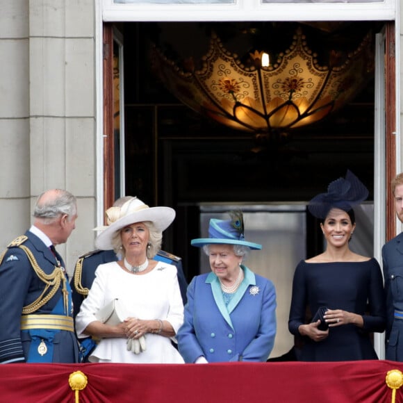 Le prince Charles, Camilla Parker Bowles, duchesse de Cornouailles, la reine Elisabeth II d'Angleterre, Meghan Markle, duchesse de Sussex, le prince Harry, duc de Sussex, le prince William, duc de Cambridge, Kate Catherine Middleton, duchesse de Cambridge, la princesse Anne - La famille royale d'Angleterre lors de la parade aérienne de la RAF pour le centième anniversaire au palais de Buckingham à Londres. Le 10 juillet 2018