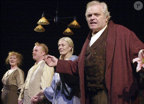 Brian Dennehy, Fiana Tobin, Philip Seymour Hoffman, Vanessa Redgrave à Broadway en 2003 dans la pièce "Long Day's Journey into Night".