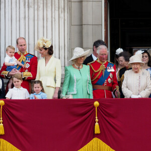 Le prince William, duc de Cambridge, et Catherine (Kate) Middleton, duchesse de Cambridge, le prince George de Cambridge, la princesse Charlotte de Cambridge, le prince Louis de Cambridge, Camilla Parker Bowles, duchesse de Cornouailles, le prince Charles, prince de Galles, la reine Elisabeth II d'Angleterre, le prince Andrew, duc d'York, le prince Harry, duc de Sussex, et Meghan Markle, duchesse de Sussex - La famille royale au balcon du palais de Buckingham lors de la parade Trooping the Colour 2019, célébrant le 93ème anniversaire de la reine Elisabeth II, Londres, le 8 juin 2019.