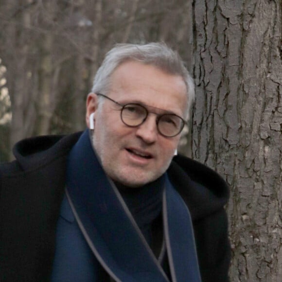 Laurent Ruquier, le bras plâtré - Arrivées des people à l'enregistrement de l'émission ' Vivement Dimanche ' au studio Gabriel à Paris le 13 novembre 2019.13/11/2019 - Paris