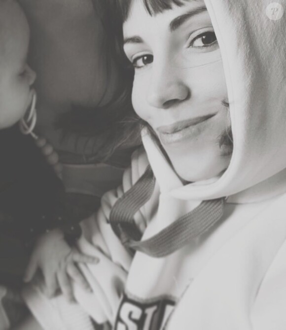 Alexandra Rosenfeld et sa fille, en mode sieste, sur Instagram, le 3 avril 2020.