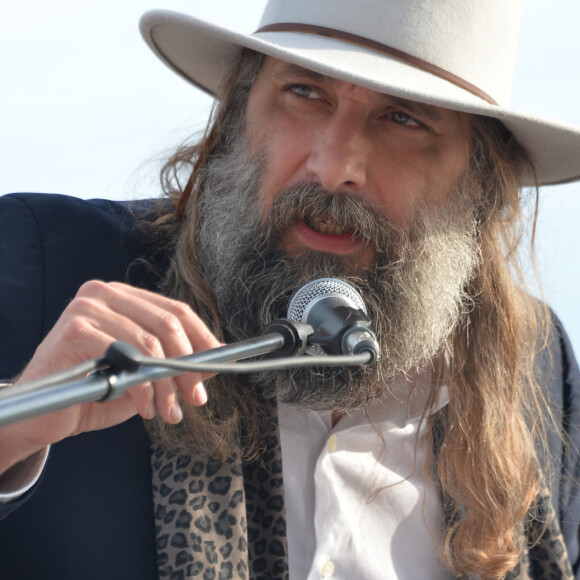 Sébastien Tellier - Live de Sébastien Tellier sur la plage de la Villa Schweppes lors du 70ème Festival International du Film de Cannes Le 22 mai 2017. © Veeren/Bestimage
