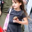 Exclusif - Katie Holmes et sa fille Suri Cruise avec son bras dans la plâtre à la sortie de leur hôtel à New York, le 16 septembre 2013.