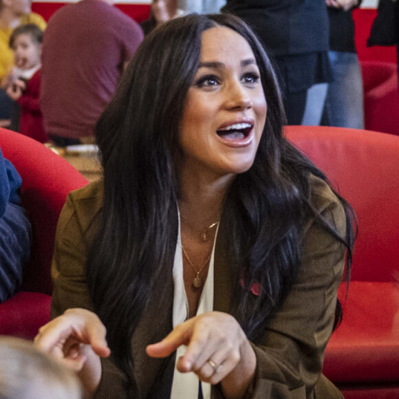 Meghan Markle, duchesse de Sussex - Le duc et la duchesse de Sussex rencontrent les familles de militaires déployés au centre Broom Farm Community Center à Windsor le 6 novembre 2019.