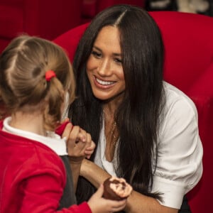 Meghan Markle, duchesse de Sussex - Le duc et la duchesse de Sussex rencontrent les familles de militaires déployés au centre Broom Farm Community Center à Windsor le 6 novembre 2019.