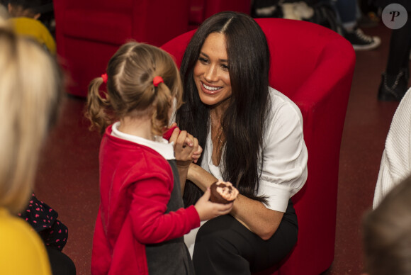 Meghan Markle, duchesse de Sussex - Le duc et la duchesse de Sussex rencontrent les familles de militaires déployés au centre Broom Farm Community Center à Windsor le 6 novembre 2019.