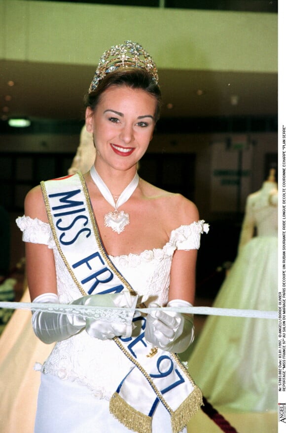 Patricia Sephar (Miss France 1997) au Salon du mariage, à Paris, le 3 janvier 1997.