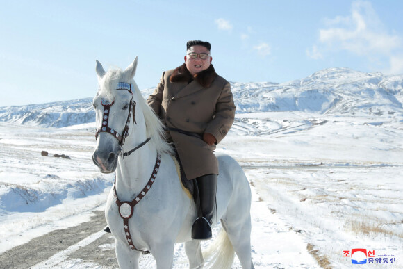 Kim Jong-un, dirigeant de la république populaire démocratique de Corée, diffuse des images de propagande le montrant chevauchant à cheval dans les plaines enneigées du Mont Paektu, le 16 octobre 2019.